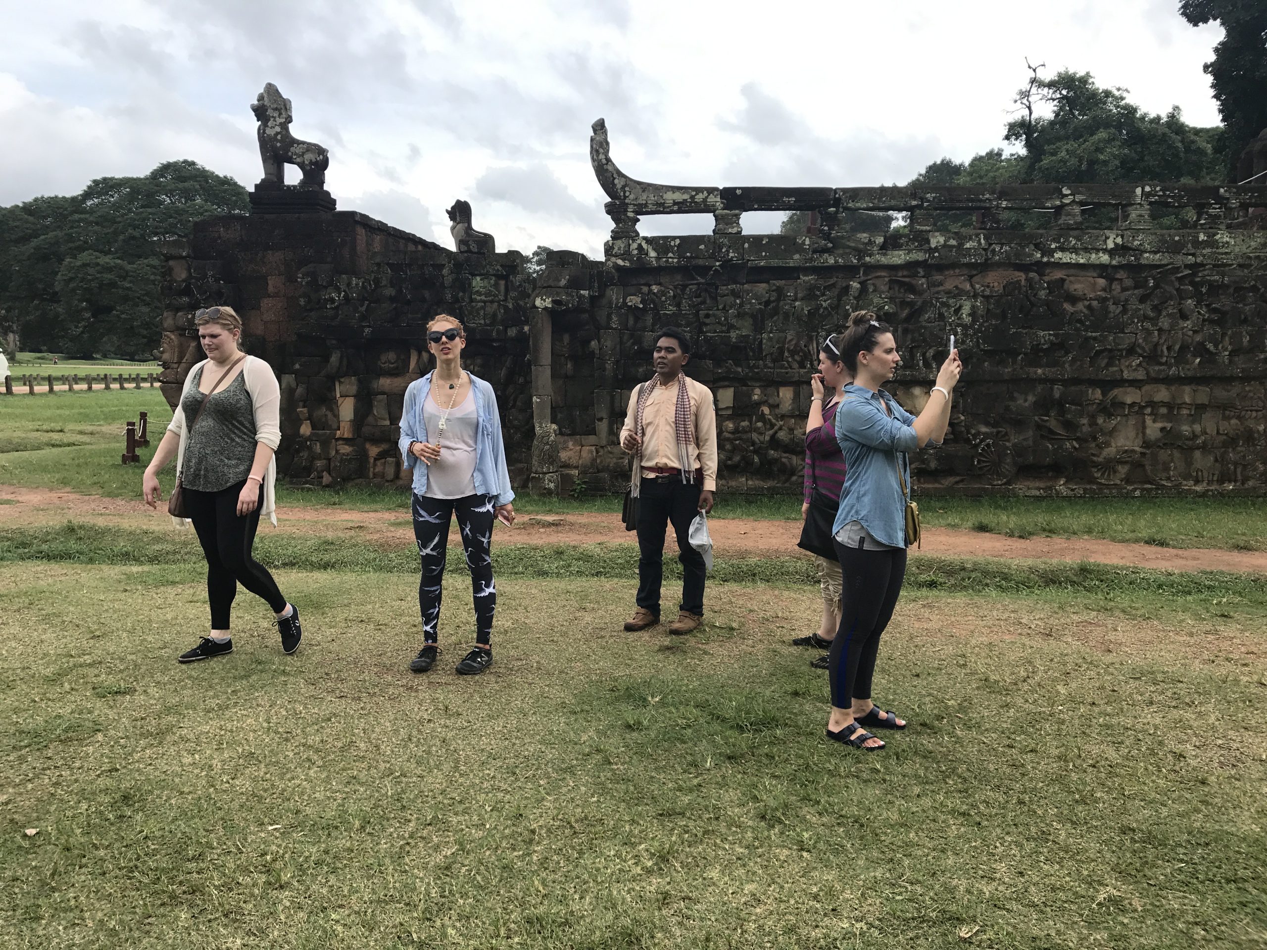 crows nest family at terrance of elphants temlpe (2)